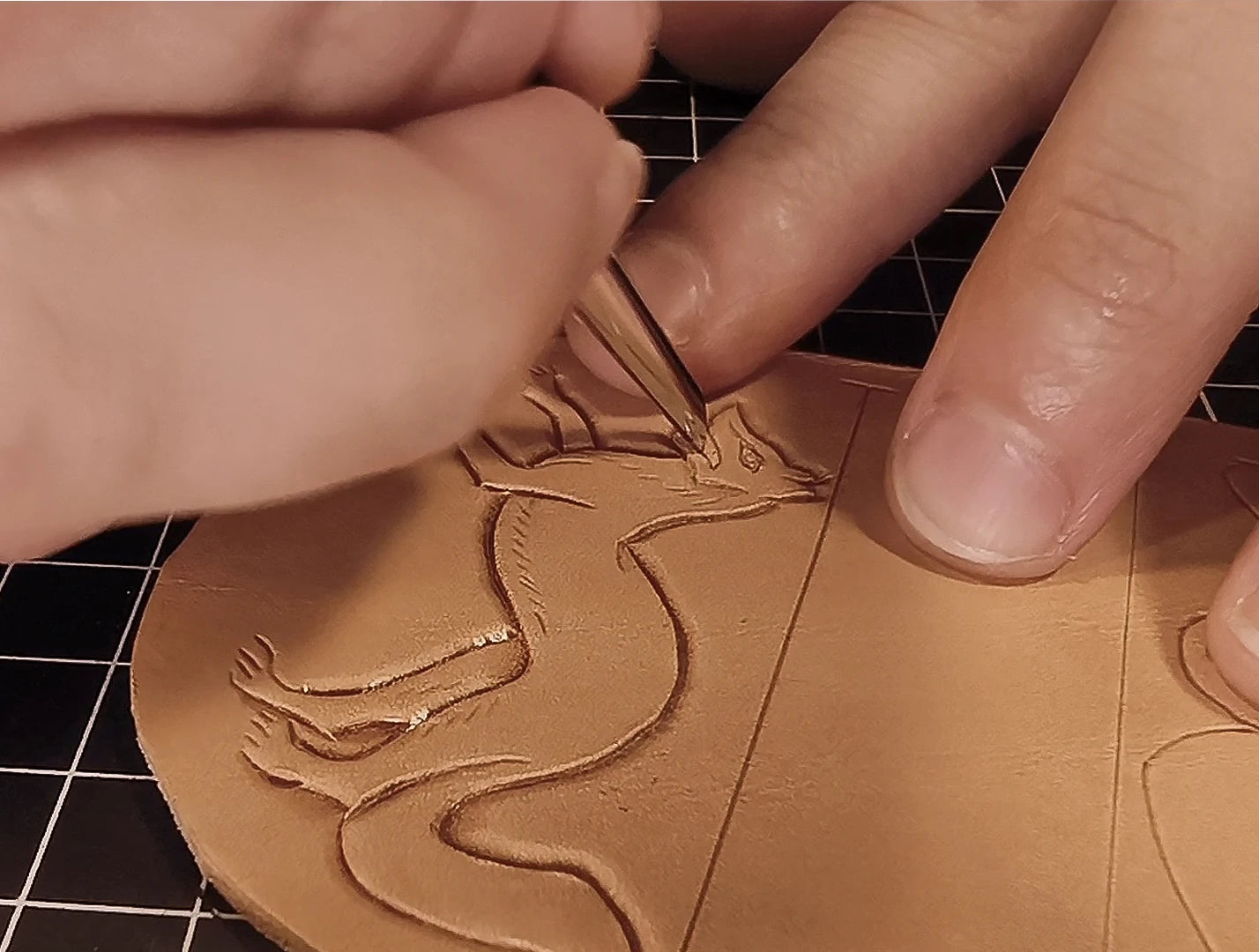 Tooling heraldic motif in leather, medieval-inspired by Reliq