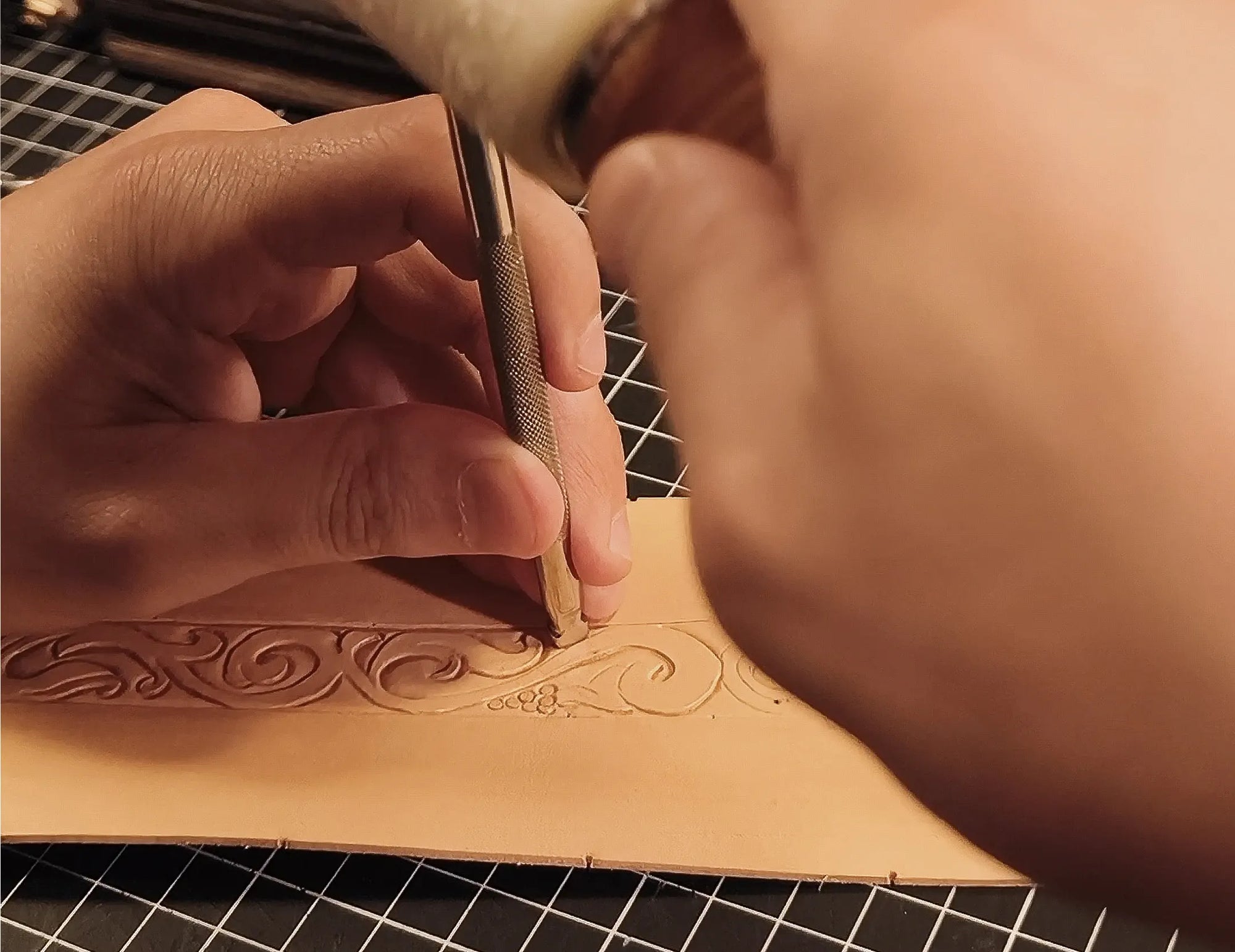 Hand tooling floral pattern in vegetable tanned leather by Reliq