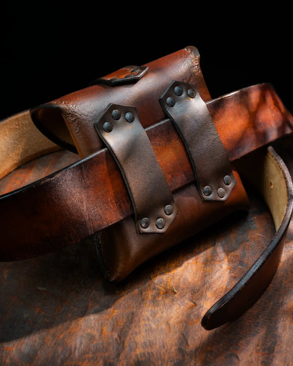 Back view of brown leather belt pouch showing heavy-duty 4 cm belt loops anchored by 12 iron rivets